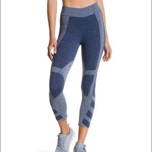 NUX Aubrey Capri in Navy